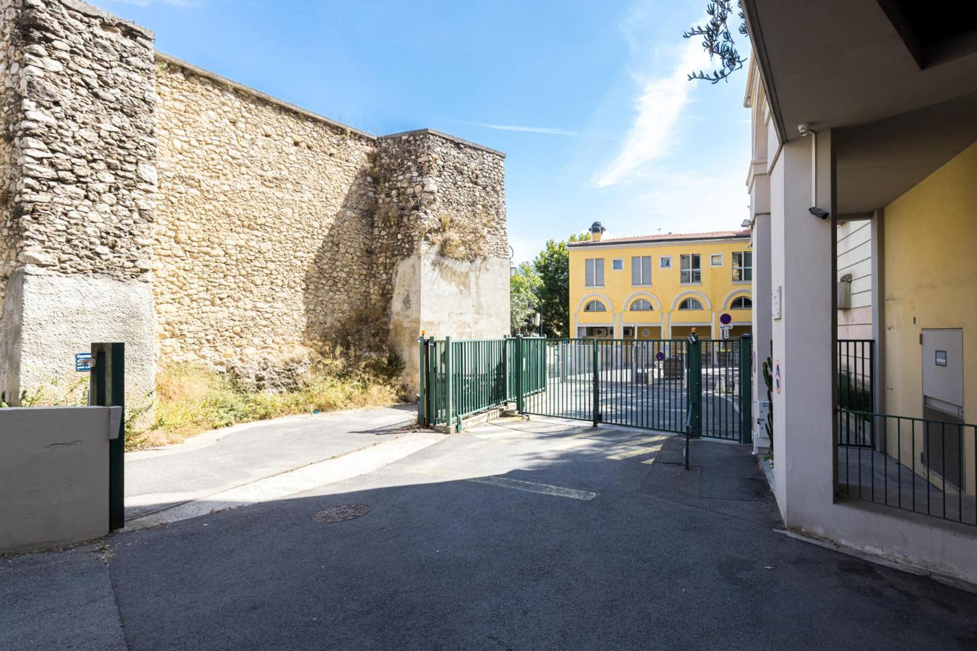 2 Bdrs & Parking In The Old Town ! Apartment Nisa Exterior foto